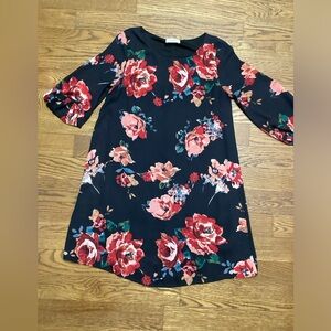 Everly Black floral shift dress Size Small